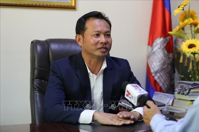 Trong ảnh: Ông Chin Tara, Viện trưởng Học viện Kỹ thuật Công nghiệp, Bộ Việc làm và Đào tạo nghề Campuchia, cựu lưu học sinh Campuchia tại Việt Nam trả lời phỏng vấn phóng viên thường trú TTXVN tại Phnom Penh, Campuchia. Ảnh: Vũ Hùng - PV TTXVN tại Campuchia