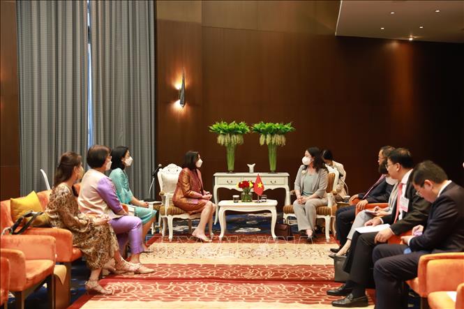 Vice President Vo Thi Anh Xuan (R) meets Jariya Chirathivat, Executive Vice President - Business Development at Central Group. VNA Photo: Ngọc Quang