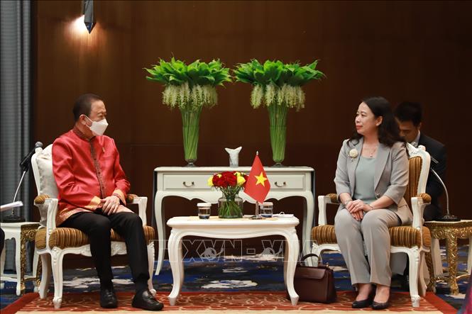 Vice President Vo Thi Anh Xuan (R) meets the President of the Thailand-Vietnam Friendship Association and chairman of the Thai Chamber of Commerce Sanan Angubolkul. VNA Photo: Ngọc Quang