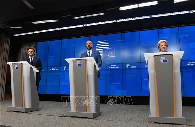Trong ảnh (từ trái sang): Tổng thống Pháp Emmanuel Macron, Chủ tịch Hội đồng châu Âu Charles Michel và Chủ tịch Uỷ ban châu Âu Ursula von der Leyen trong cuộc họp báo tại hội nghị cấp cao Liên minh châu Âu và lãnh đạo các nước khu vực Tây Balkans, ở Brussels (Bỉ) ngày 23/6/2022. Ảnh: AFP/TTXVN