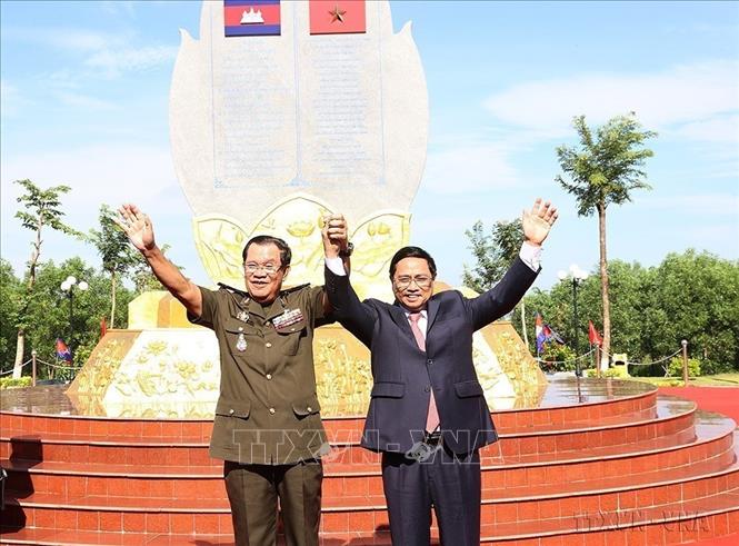 Thủ tướng Phạm Minh Chính và Thủ tướng Hun Sen tại Khu vực X16 (xã Lộc Tấn, huyện Lộc Ninh, tỉnh Bình Phước) trong chương trình Lễ kỷ niệm 45 năm “Con đường tiến tới đánh đổ chế độ diệt chủng Pol Pot” của Thủ tướng Campuchia Hun Sen (20/6/1977 - 20/6/2022). Ảnh: Dương Giang-TTXVN