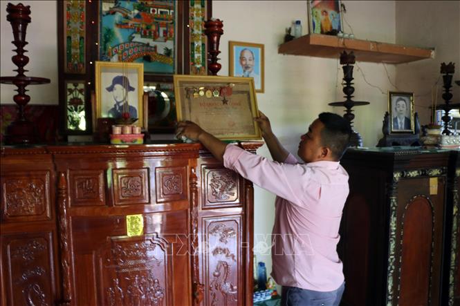 Trong ảnh: Anh Nguyễn Thanh Luân bên bàn thờ cha và chú ruột là Anh hùng lực lượng vũ trang – liệt sĩ Nguyễn Văn Ngộ. Ảnh: Đức Hạnh - TTXVN