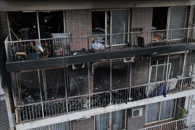 Trong ảnh: Tòa chung cư bị phá hủy sau vụ hỏa hoạn tại Recoleta của thủ đô Buenos Aires (Argentina) ngày 23/6/2022. Ảnh: AFP/TTXVN