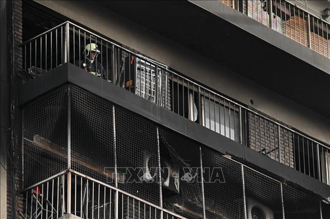 Trong ảnh: Lính cứu hỏa dập lửa tòa chung cư ở Recoleta, Buenos Aires, ngày 23/6/2022. Ảnh: AFP/TTXVN