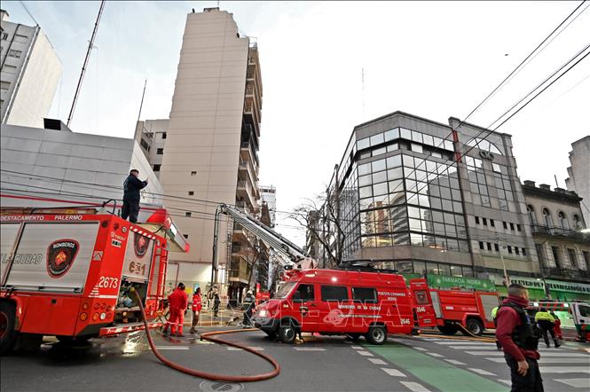 Trong ảnh: Lính cứu hỏa và nhân viên y tế được triển khai tại hiện trường vụ hỏa hoạn tòa chung cư ở Recoleta, Buenos Aires, Argentina ngày 23/6/2022. Ảnh: AFP/TTXVN  