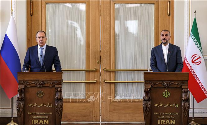 Tại cuộc gặp Ngoại trưởng Nga Sergei Lavrov (trái) ở thủ đô Tehran ngày 23/6/2022, Ngoại trưởng Iran Hossein Amir-Abdollahian (phải) cho biết nước này vẫn nghiêm túc về việc hồi sinh thỏa thuận hạt nhân với các cường quốc thế giới nhằm chấm dứt các lệnh trừng phạt kinh tế và Mỹ trở lại là một bên ký kết thỏa thuận này. Về phần mình, Ngoại trưởng Lavrov cho biết các thành viên khác trong Kế hoạch Hành động Chung Toàn diện (JCPOA - tên gọi chính thức của thỏa thuận hạt nhân Iran) đang nỗ lực hết sức để cứu vãn thỏa thuận này. Ảnh: AFP/ TTXVN