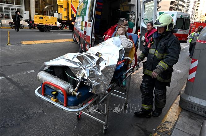 Trong ảnh: Nhân viên y tế chuyển người bị thương tại hiện trường vụ hỏa hoạn tòa chung cư ở Recoleta, Buenos Aires, Argentina ngày 23/6/2022. Ảnh: AFP/TTXVN  