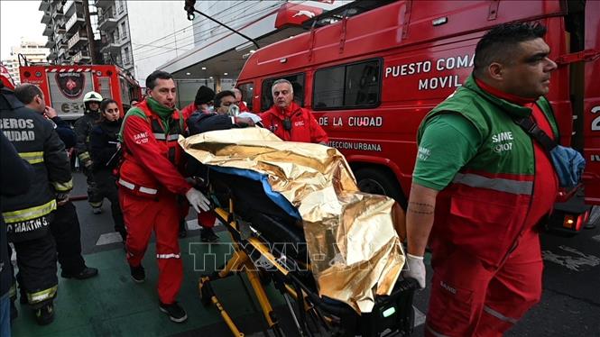 Trong ảnh: Nhân viên y tế chuyển người bị thương tại hiện trường vụ hỏa hoạn tòa chung cư ở Recoleta, Buenos Aires, Argentina ngày 23/6/2022. Ảnh: AFP/TTXVN