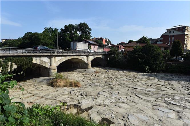 Nhiều nước châu Âu phải đối mặt với đợt nắng nóng nghiêm trọng trong 2 ngày cuối tuần qua khi nhiệt độ tại Biarritz (Pháp) lên tới gần 43 độ C, trong khi cháy rừng hoành hành tại Tây Ban Nha và tình trạng khô hạn, thiếu nước ở Italy đang khiến mùa màng thất bát. Trong ảnh: Một con sông khô cạn do hạn hán tại Turin, Italy, ngày 17/6/2022. Ảnh: THX/ TTXVN