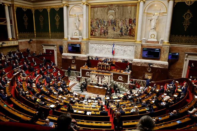 Ngày 20/6/2022, người phát ngôn Chính phủ Pháp Olivia Gregoire khẳng định việc giải tán Quốc hội “không phải là chủ đề được bàn đến hiện nay”, sau khi liên minh “Cùng nhau!” của Tổng thống Pháp Emmanuel Macron đánh mất thế đa số tuyệt đối tại cơ quan lập pháp trong cuộc bầu cử trước đó một ngày. Trong ảnh (tư liệu): Toàn cảnh một phiên họp của Quốc hội Pháp ở Paris. Ảnh: AFP/ TTXVN