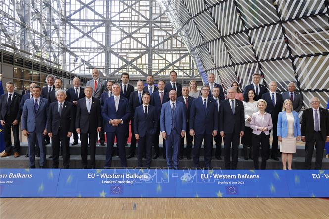 Chủ tịch Hội đồng châu Âu Charles Michel tối 23/6/2022 xác nhận các nhà lãnh đạo Liên minh châu Âu (EU) đã nhất trí cấp “quy chế ứng cử viên” gia nhập EU cho Ukraine và Moldova. Trong ảnh: Chủ tịch Hội đồng châu Âu Charles Michel (giữa, hàng đầu) chụp ảnh cùng các đại biểu tại hội nghị cấp cao Liên minh châu Âu - Tây Balkans, ở Brussels (Bỉ) ngày 23/6/2022. Ảnh: AFP/TTXVN