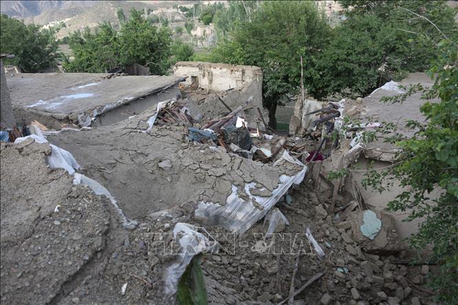 Trận động đất xảy ra sáng 22/6/2022 đã làm rung chuyển khu vực cách thành phố Khost của Afghanistan 44km về phía Tây Nam. Chính quyền tỉnh Paktika, miền Đông Afghanistan, thông báo động đất đã khiến hơn 1.000 người đã thiệt mạng và hơn 1.500 người bị thương. Trong ảnh: Những ngôi nhà bị sập sau trận động đất tại tỉnh Paktika, Afghanistan, ngày 23/6/2022. Ảnh: THX/ TTXVN