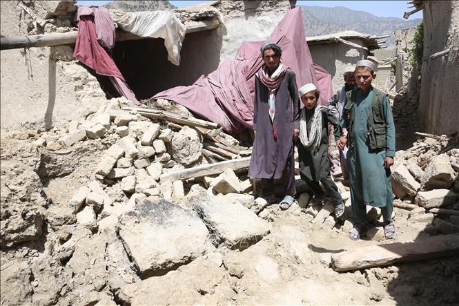 Trận động đất xảy ra sáng 22/6/2022 đã làm rung chuyển khu vực cách thành phố Khost của Afghanistan 44km về phía Tây Nam. Chính quyền tỉnh Paktika, miền Đông Afghanistan, thông báo động đất đã khiến hơn 1.000 người đã thiệt mạng và hơn 1.500 người bị thương. Trong ảnh: Ngôi nhà bị sập sau trận động đất tại tỉnh Paktika, Afghanistan, ngày 23/6/2022. Ảnh: THX/ TTXVN