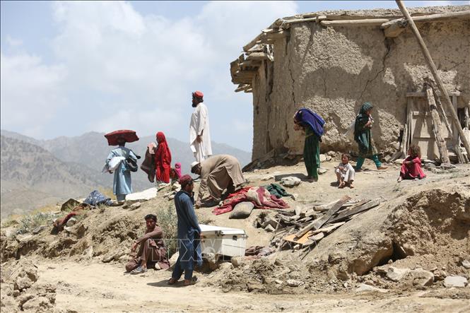 Trận động đất xảy ra sáng 22/6/2022 đã làm rung chuyển khu vực cách thành phố Khost của Afghanistan 44km về phía Tây Nam. Chính quyền tỉnh Paktika, miền Đông Afghanistan, thông báo động đất đã khiến hơn 1.000 người đã thiệt mạng và hơn 1.500 người bị thương. Trong ảnh: Ngôi nhà bị sập sau trận động đất tại tỉnh Paktika, Afghanistan, ngày 23/6/2022. Ảnh: THX/ TTXVN