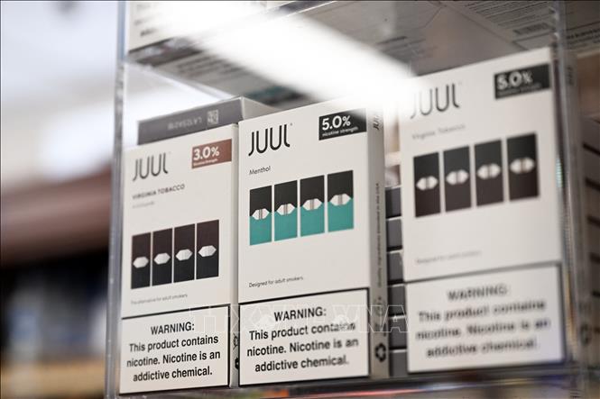 Trong ảnh: Thuốc lá điện tử Juul được bày bán tại một cửa hàng ở El Segundo, California, Mỹ, ngày 23/6/2022. Ảnh: AFP/TTXVN