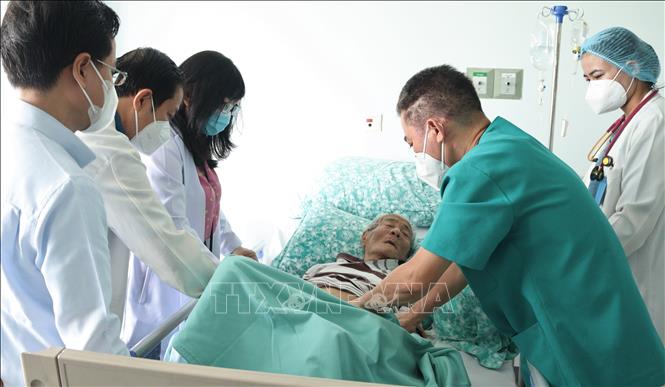 Trong ảnh: Tiến sĩ, bác sĩ Tôn Thanh Trà, Tổng Giám đốc Bệnh viện Chợ Rẫy Phnom Pênh khám cho người bệnh Campuchia. Ảnh: TTXVN phát