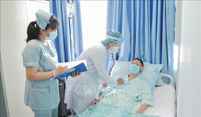Trong ảnh: Bác sĩ Việt Nam thăm khám cho người bệnh Campuchia tại Bệnh viện Chợ Rẫy Phnom Pênh. Ảnh: TTXVN phát