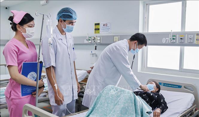 Trong ảnh: Bác sĩ Việt Nam thăm khám cho người bệnh Campuchia tại Bệnh viện Chợ Rẫy Phnom Pênh. Ảnh: TTXVN phát