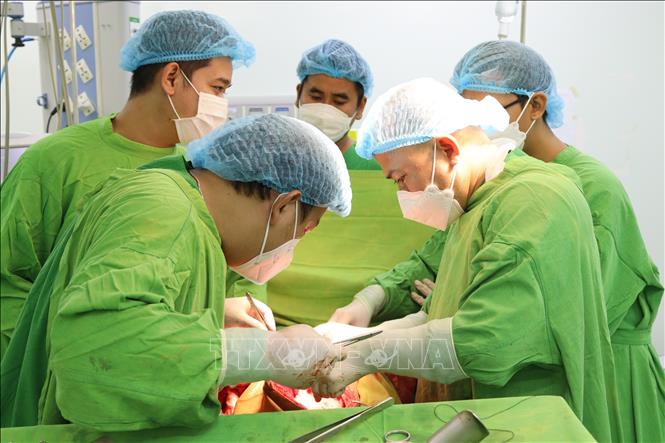 Trong ảnh: Một ca phẫu thuật được thực hiện tại Bệnh viện Chợ Rẫy Phnom Pênh. Ảnh: TTXVN phát