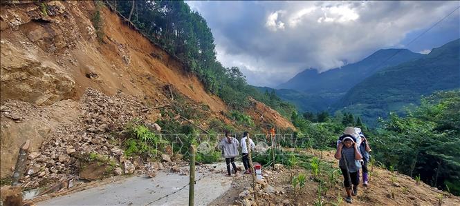 Trong ảnh: Sạt lở đất trên đoạn đường nối thôn Sim San 1,2 và thôn Hồng Ngài với trung tâm xã Y Tý, huyện Bát Xát, tỉnh Lào Cai. Ảnh: TTXVN phát