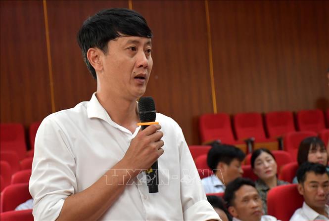 Trong ảnh: Cử tri huyện Si Ma Cai chất vấn đoàn đại biểu Quốc hội tỉnh Lào Cai tại Hội nghị. Ảnh: Quốc Khánh - TTXVN