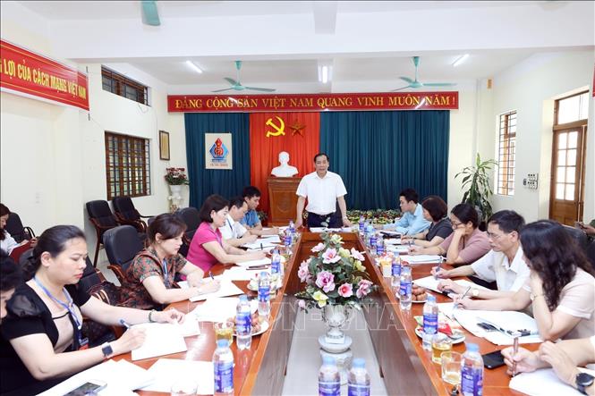 Trong ảnh: Phó Chủ tịch Thường trực UBND tỉnh Lạng Sơn Dương Xuân Huyên, Trưởng Ban chỉ đạo cấp tỉnh Kỳ thi TN THPT năm 2022 và đoàn kiểm tra làm việc với điểm thi Trường THPT Đồng Đăng (huyện Cao Lộc). Ảnh: Anh Tuấn – TTXVN