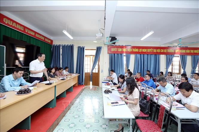 Trong ảnh: Phó Chủ tịch Thường trực UBND tỉnh Lạng Sơn Dương Xuân Huyên, Trưởng Ban chỉ đạo cấp tỉnh Kỳ thi TN THPT năm 2022 và đoàn kiểm tra làm việc với điểm thi Trường THPT Hoàng Văn Thụ (thành phố Lạng Sơn). Ảnh: Anh Tuấn – TTXVN
 