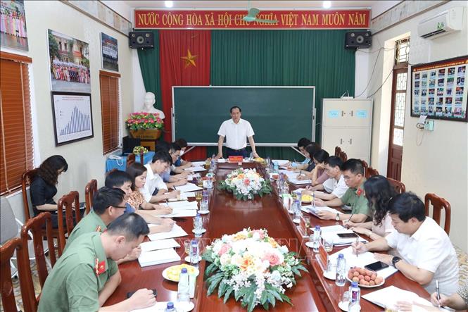 Trong ảnh: Phó Chủ tịch Thường trực UBND tỉnh Lạng Sơn Dương Xuân Huyên, Trưởng Ban chỉ đạo cấp tỉnh Kỳ thi TN THPT năm 2022 và đoàn kiểm tra làm việc với điểm thi Trường Văn Lãng (huyện Văn Lãng). Ảnh: Anh Tuấn – TTXVN