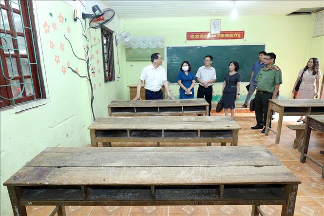 Trong ảnh: Phó Chủ tịch Thường trực UBND tỉnh Lạng Sơn Dương Xuân Huyên, Trưởng Ban chỉ đạo cấp tỉnh Kỳ thi TN THPT năm 2022 và đoàn kiểm tra làm việc với điểm thi Trường Văn Lãng (huyện Văn Lãng). Ảnh: Anh Tuấn – TTXVN