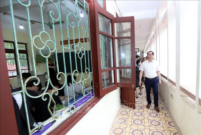 Trong ảnh: Phó Chủ tịch Thường trực UBND tỉnh Lạng Sơn Dương Xuân Huyên, Trưởng Ban chỉ đạo cấp tỉnh Kỳ thi TN THPT năm 2022 và đoàn kiểm tra làm việc với điểm thi Trường THPT Văn Lãng (huyện Văn Lãng). Ảnh: Anh Tuấn – TTXVN