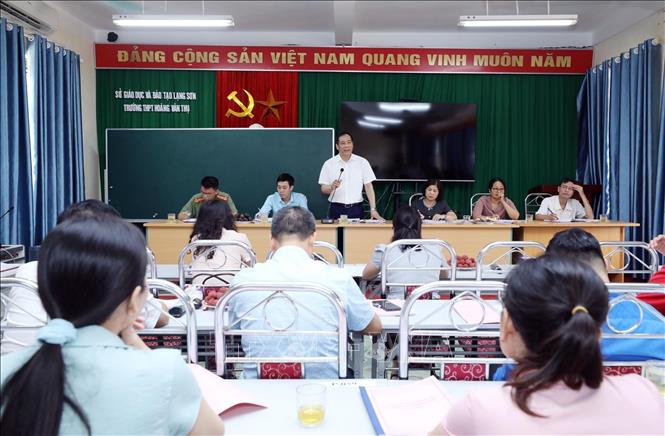 Trong ảnh: Phó Chủ tịch Thường trực UBND tỉnh Lạng Sơn Dương Xuân Huyên, Trưởng Ban chỉ đạo cấp tỉnh Kỳ thi TN THPT năm 2022 làm việc với điểm thi Trường THPT Hoàng Văn Thụ (thành phố Lạng Sơn). Ảnh: Anh Tuấn – TTXVN 