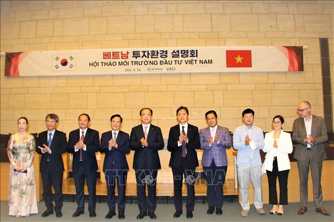 Trong ảnh: Lãnh đạo VCCI, KCCI và đại diện doanh nghiệp Việt Nam - Hàn Quốc chụp ảnh lưu niệm tại Hội nghị. Ảnh: Khánh Vân - PV TTXVN tại Hàn Quốc 