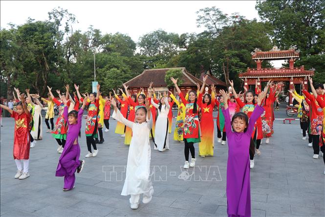 Trong ảnh: Người dân Thừa Thiên - Huế hưởng ứng mặc áo dài trong Tuần lễ áo dài cộng đồng Huế 2022. Ảnh: Mai Trang - TTXVN