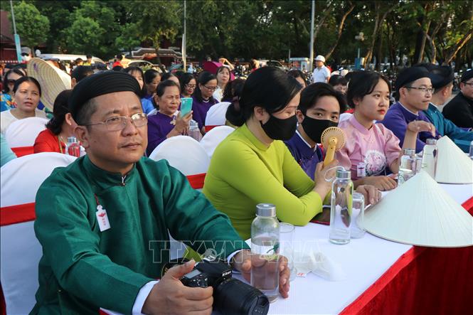 Trong ảnh: Người dân Thừa Thiên - Huế hưởng ứng mặc áo dài trong Tuần lễ áo dài cộng đồng Huế 2022. Ảnh: Mai Trang - TTXVN