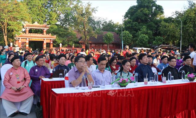 Trong ảnh: Người dân Thừa Thiên - Huế hưởng ứng mặc áo dài trong Tuần lễ áo dài cộng đồng Huế 2022. Ảnh: Mai Trang - TTXVN