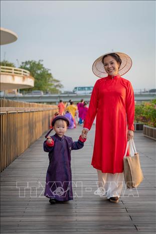 Trong ảnh: Người dân Thừa Thiên - Huế hưởng ứng mặc áo dài trong Tuần lễ áo dài cộng đồng Huế 2022. Ảnh: Mai Trang - TTXVN