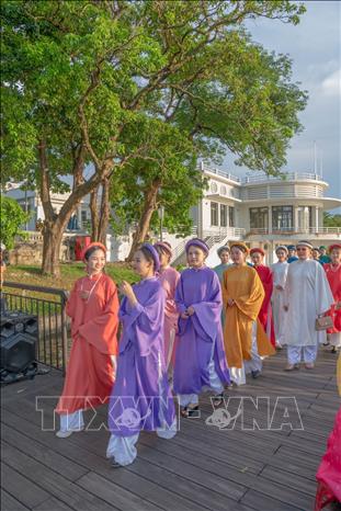 Trong ảnh: Áo dài ngũ thân được người dân Thừa Thiên - Huế yêu thích trở lại trong thời gian gần đây. Ảnh: Mai Trang - TTXVN