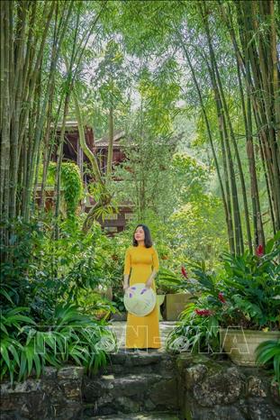 Trong ảnh: Du khách chọn áo dài Huế khi đến các di tích, danh lam thắng cảnh Cố đô. Ảnh: Mai Trang - TTXVN