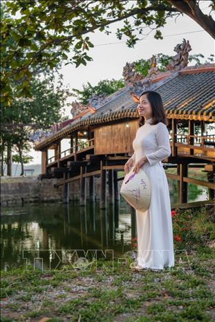 Trong ảnh: Du khách chọn áo dài Huế khi đến các di tích, danh lam thắng cảnh Cố đô. Ảnh: Mai Trang - TTXVN