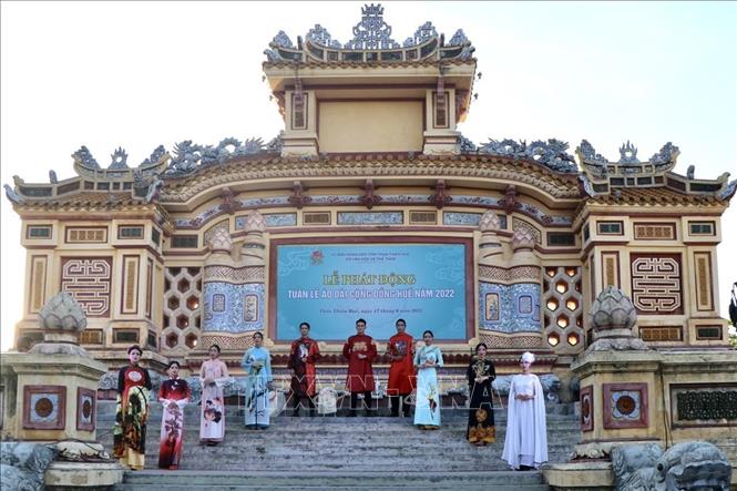 Trong ảnh: Trình diễn áo dài trong Tuần lễ áo dài cộng đồng Huế 2022. Ảnh: Mai Trang - TTXVN