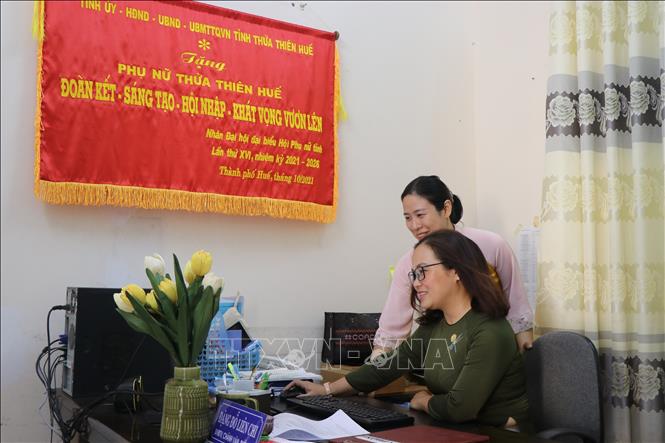 Trong ảnh: Áo dài trở thành nét đẹp công sở của nhiều chị em phụ nữ Thừa Thiên - Huế. Ảnh: Mai Trang-TTXVN