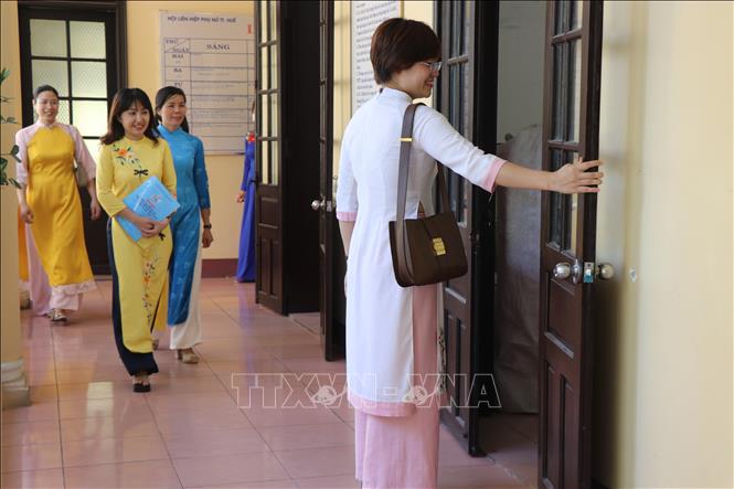 Trong ảnh: Phong trào tôn vinh áo dài nơi công sở đã lan tỏa giá trị văn hóa của áo dài Huế rộng khắp. Ảnh: Mai Trang - TTXVN