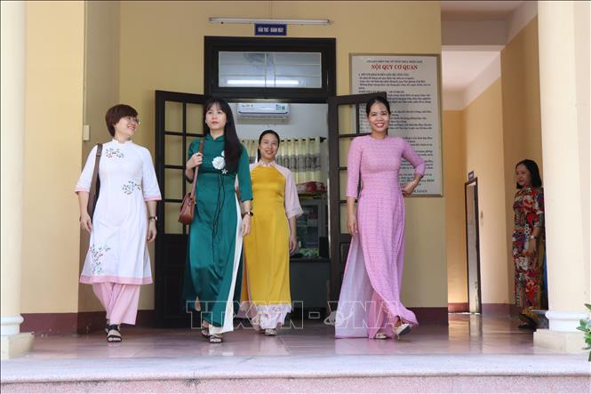 Trong ảnh: Phong trào tôn vinh áo dài nơi công sở đã lan tỏa giá trị văn hóa của áo dài Huế rộng khắp. Ảnh: Mai Trang - TTXVN