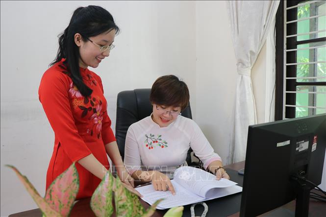 Trong ảnh: Hình ảnh phụ nữ Huế nơi công sở với chiếc áo dài xuất hiện nhiều trong thời gian gần đây. Ảnh: Mai Trang -TTXVN