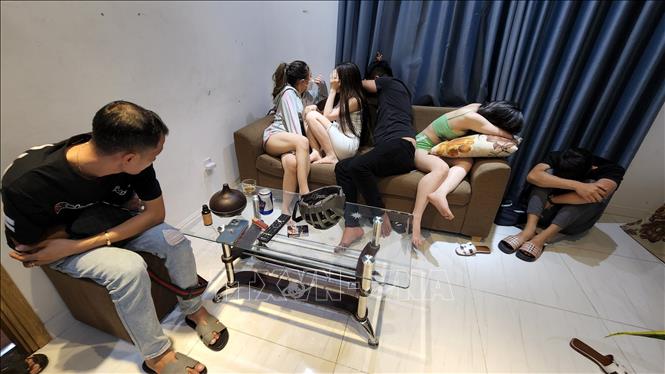 Nhiều thanh niên nam nữ bị lực lượng công an bắt quả tang sử dụng ma tuý trong 3 căn hộ của Chung cư Marina. Ảnh: TTXVN phát
