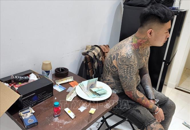Một trong số các đối tượng bị lực lượng công an bắt quả tang sử dụng ma tuý trong 3 căn hộ của Chung cư Marina. Ảnh: TTXVN phát