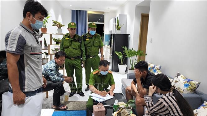 Nhiều thanh niên nam nữ bị lực lượng công an bắt quả tang sử dụng ma tuý trong 3 căn hộ của Chung cư Marina. Ảnh: TTXVN phát