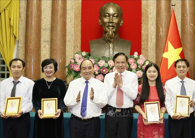 Chủ tịch nước Nguyễn Xuân Phúc tặng chân dung Chủ tịch Hồ Chí Minh cho cán bộ, công nhân lao động tiêu biểu ngành Dầu khí. Ảnh: Thống Nhất – TTXVN
