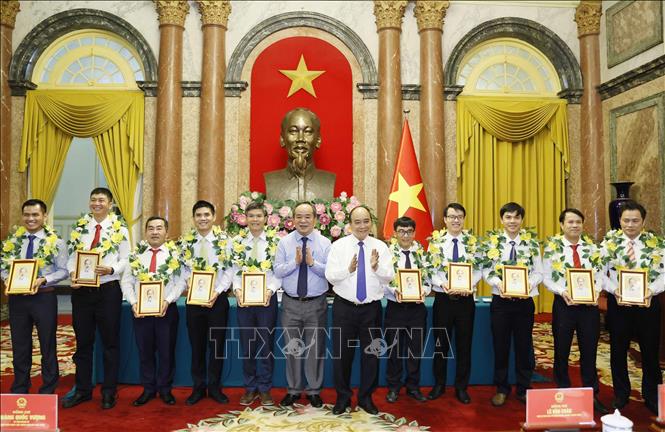 Chủ tịch nước Nguyễn Xuân Phúc tặng chân dung Chủ tịch Hồ Chí Minh cho cán bộ, công nhân lao động tiêu biểu ngành Dầu khí. Ảnh: Thống Nhất – TTXVN
