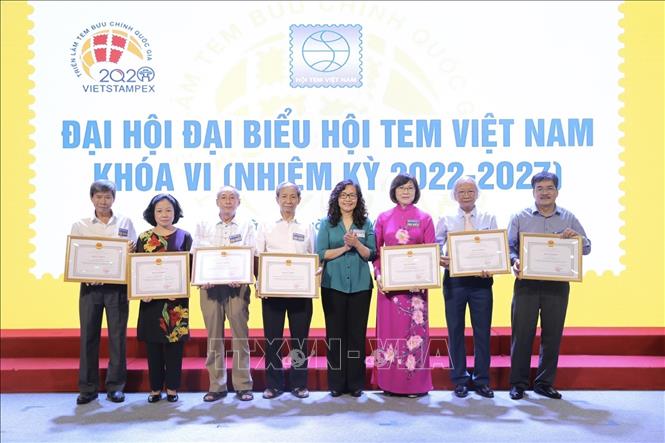 Bà Nguyễn Vũ Hồng Thanh, Vụ trưởng Vụ Bưu chính trao Bằng khen của Bộ trưởng Bộ Thông tin và Truyền thông cho các cá nhân có thành tích xuất sắc giai đoạn 2016-2022. Ảnh: Minh Quyết - TTXVN 